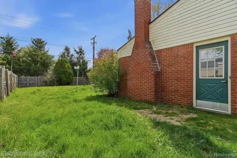 Exterior - 45466 Keding St, Utica, MI 48317 photo 2 of 2