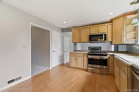 Kitchen - 45466 Keding St, Utica, MI 48317 photo 3 of 3