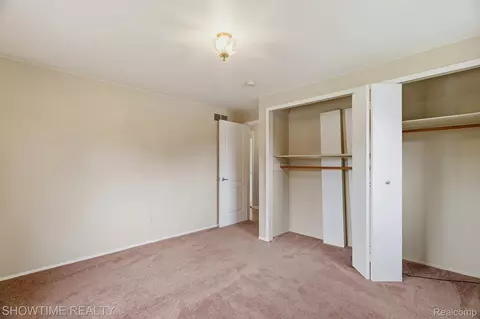 Bedroom - 45466 Keding St, Utica, MI 48317 photo 6 of 8