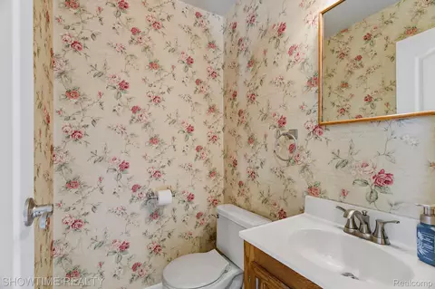 Bath - 45466 Keding St, Utica, MI 48317 photo 2 of 3
