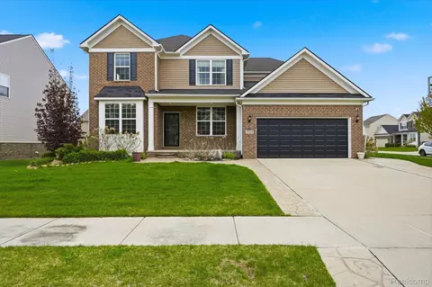 16308 Adelaide Dr, Macomb, MI 48044