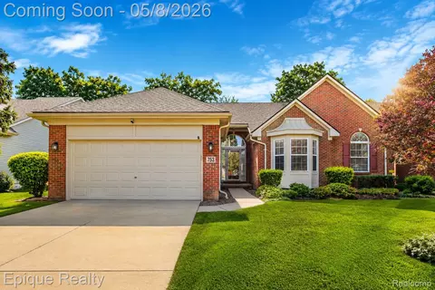 753 Woodhaven Dr, Commerce, MI 48390