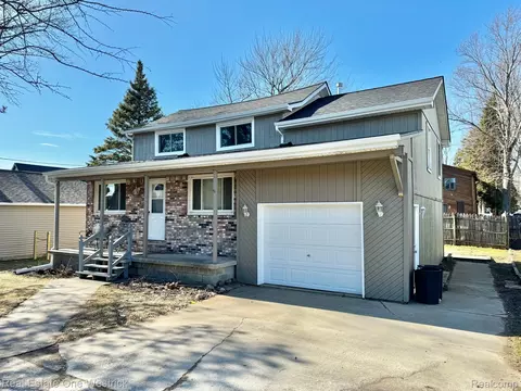 432 Edgewater Dr, Algonac, MI 48001