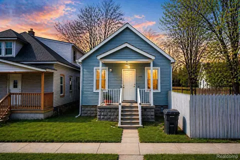 2415 Mclean St, Hamtramck, MI 48212