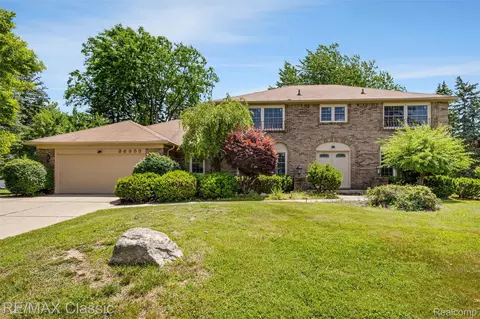 36953 Fox Gln, Farmington Hills, MI 48331