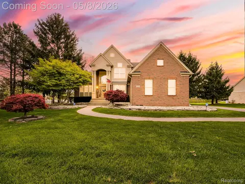 5221 Sandlewood Dr, Commerce, MI 48382