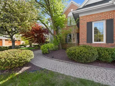 18320 Heatherlea Dr, Livonia, MI 48152