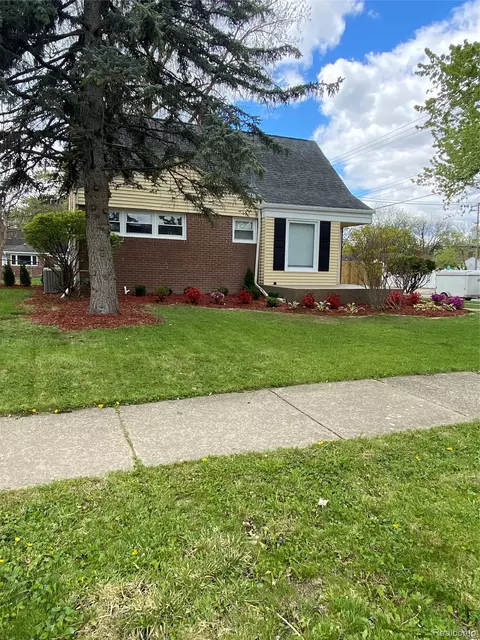 20202 Lancaster St, Harper Woods, MI 48225
