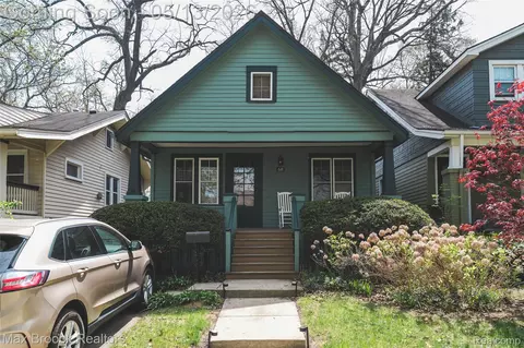 68 Kensington Blvd, Pleasant Ridge, MI 48069