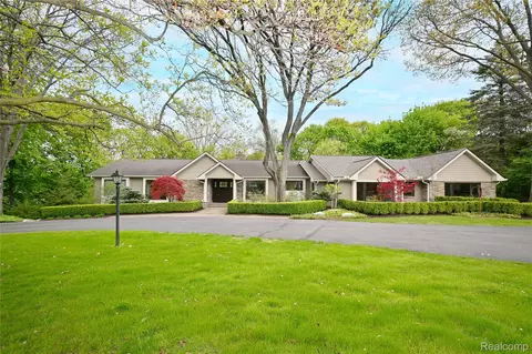 4801 N Harsdale Rd, Bloomfield Hills, MI 48302