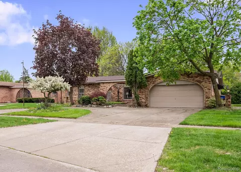 11326 Common Rd, Warren, MI 48093