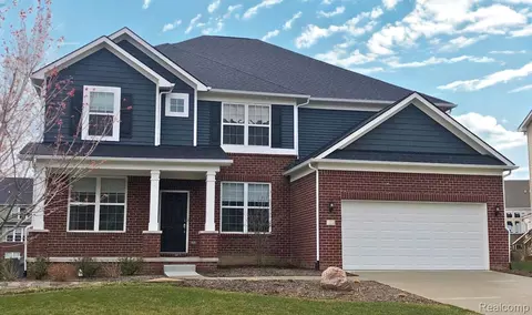 22572 Pondview Dr, Macomb, MI 48042