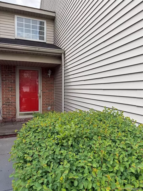 17469 Gateway Cir, Southfield, MI 48075