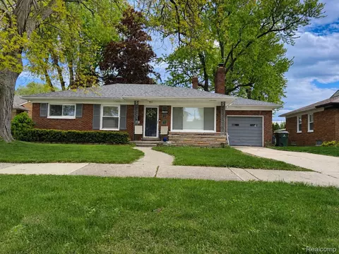 20924 Bon Brae St, Saint Clair Shores, MI 48081