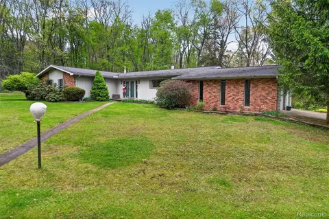 10467 Mcgregor Rd, Pinckney, MI 48169