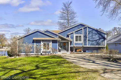 9526 Montgold Ave, White Lake, MI 48386