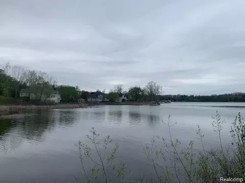 16126 Scenic View Dr, Linden, MI 48451