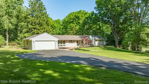 6041 Eastmoor Rd, Bloomfield Hills, MI 48301