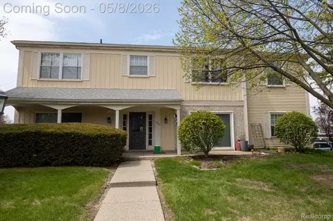 806 Bloomfield Village Blvd #H, Auburn Hills, MI 48326