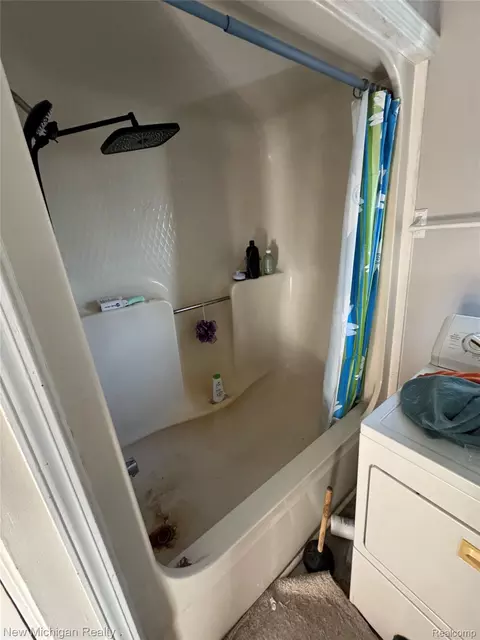Bath - 305 E Rolfe, Perry, MI 48872 photo 1 of 4