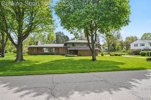 1226 Woodkrest Dr, Flint, MI 48532
