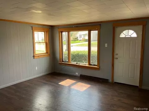 Living - 660 State St, Harbor Beach, MI 48441 photo 1 of 4