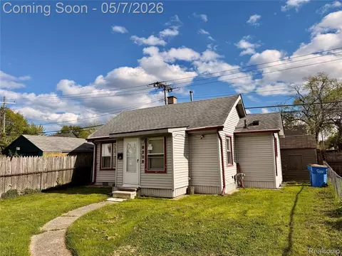 8308 Continental Ave, Warren, MI 48089