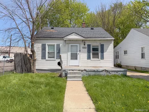 18533 Kenosha St, Harper Woods, MI 48225