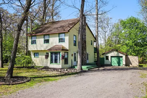 4725 Hickory Dr, Highland, MI 48356