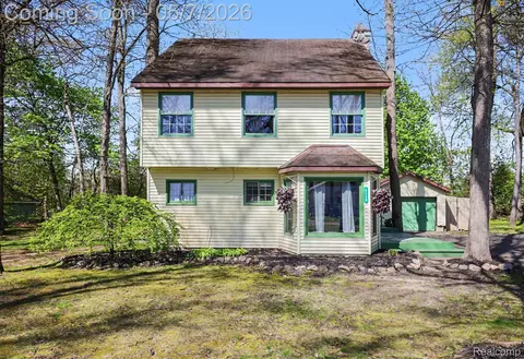 4725 Hickory Dr, Highland, MI 48356