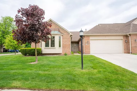 1592 Country Dr, Trenton, MI 48183