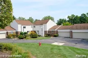 5305 Fairway Ln, West Bloomfield, MI 48323