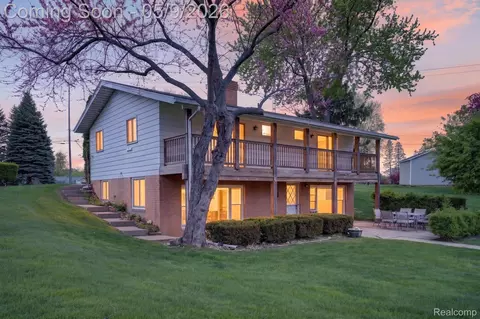 1365 Blue Water Dr, Fenton, MI 48430