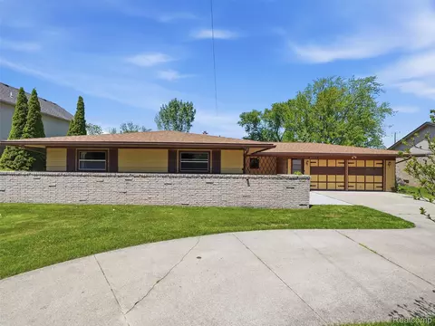 22605 Dorion St, Saint Clair Shores, MI 48082