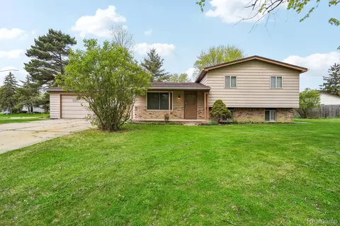 717 Murphy Ct, Linden, MI 48451