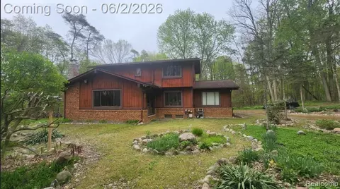 3401 Burrus Ct, Brandon, MI 48462