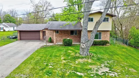 1135 Lochaven Rd, Waterford, MI 48327
