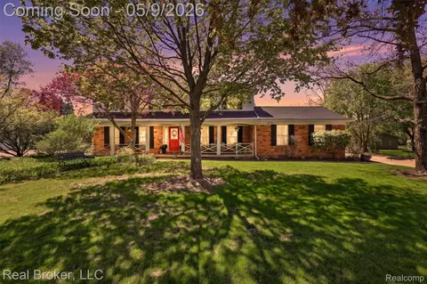 5037 Bantry Dr, West Bloomfield, MI 48322