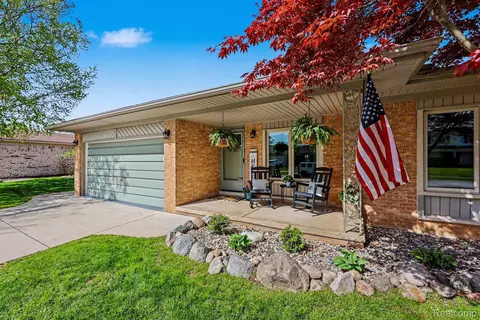 47391 Kathleen Rd, Macomb, MI 48044
