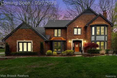5536 Whitfield Dr, Troy, MI 48098
