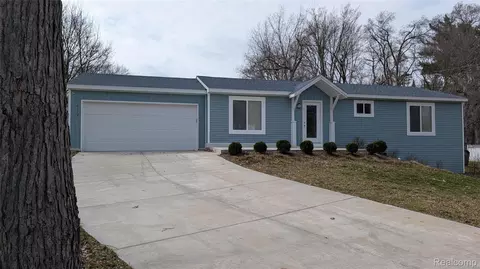 6112 Andersonville Rd, Waterford, MI 48329