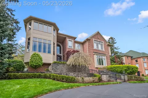 6608 Minnow Pond Dr, West Bloomfield, MI 48322