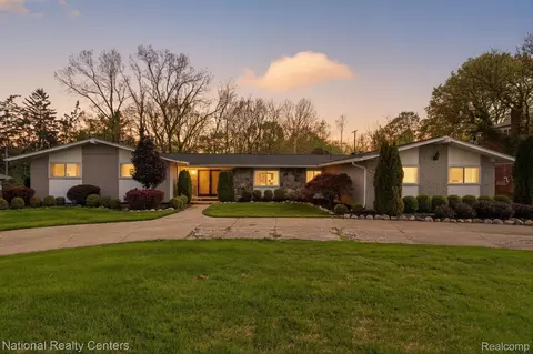 21730 Riverview Dr, Beverly Hills, MI 48025