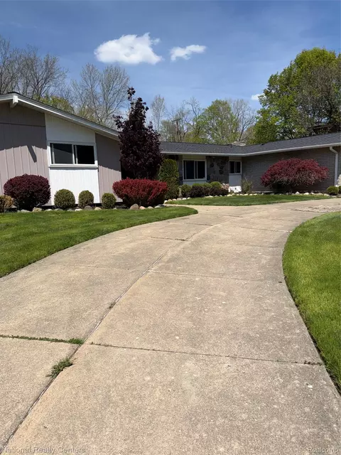 21730 Riverview Dr, Beverly Hills, MI 48025