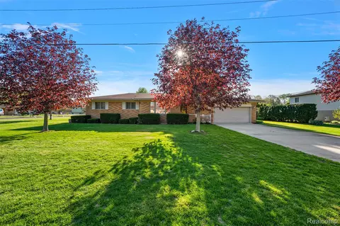 15 Pleasant Lake Dr, Waterford, MI 48327