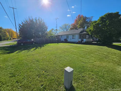 1097 W Buder Ave, Flint, MI 48507