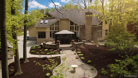 1305 Kings Pointe Rd, Grand Blanc, MI 48439