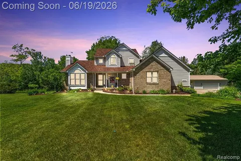 2867 Iris Ln, Hartland, MI 48353
