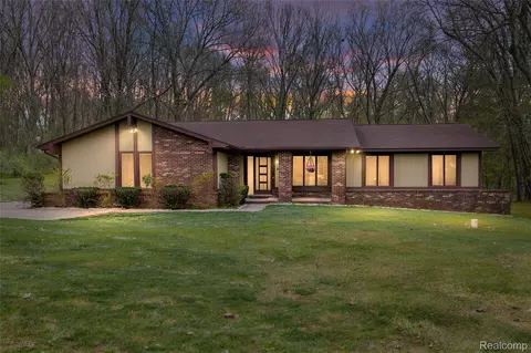 9730 Gibbs Rd, Springfield, MI 48348