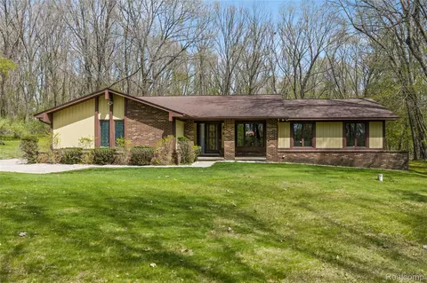 9730 Gibbs Rd, Springfield, MI 48348